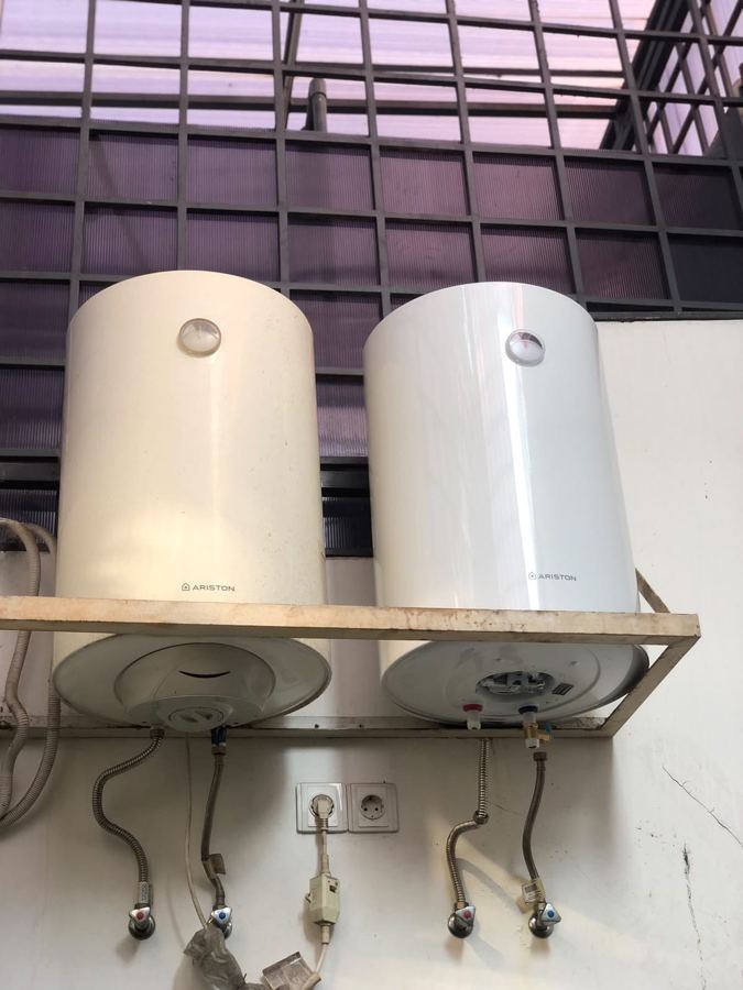 Dua unit water heater Ariston terpasang berdampingan