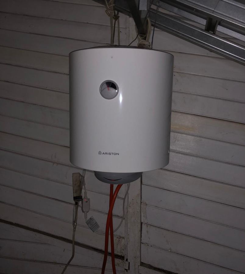 Water heater listrik Ariston terpasang di plafon