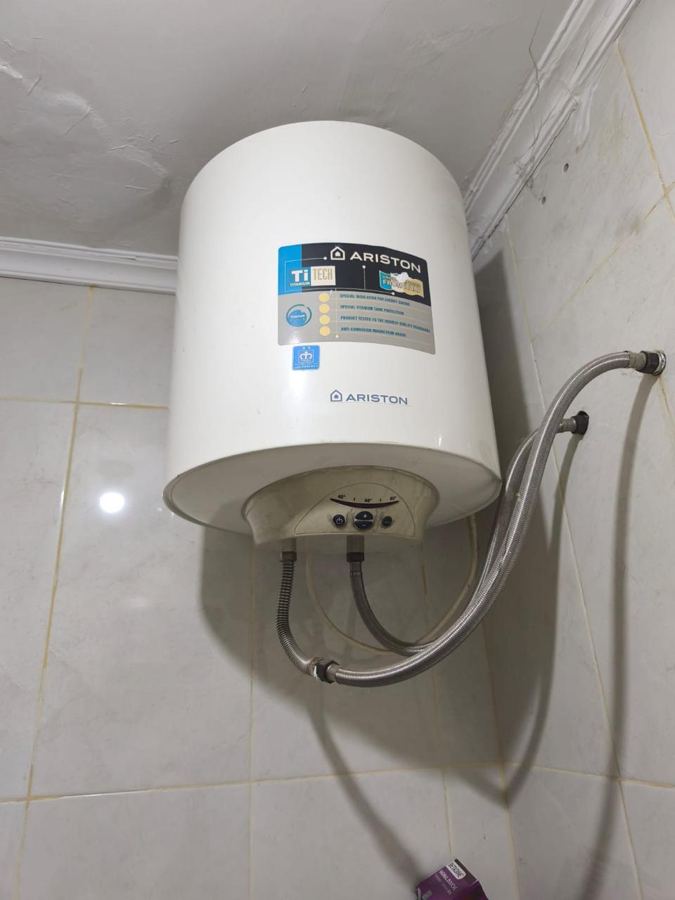 Water heater listrik Ariston Ti-Tech di kamar mandi