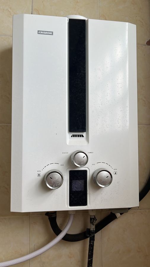 Water heater gas Krisbow yang diperiksa teknisi