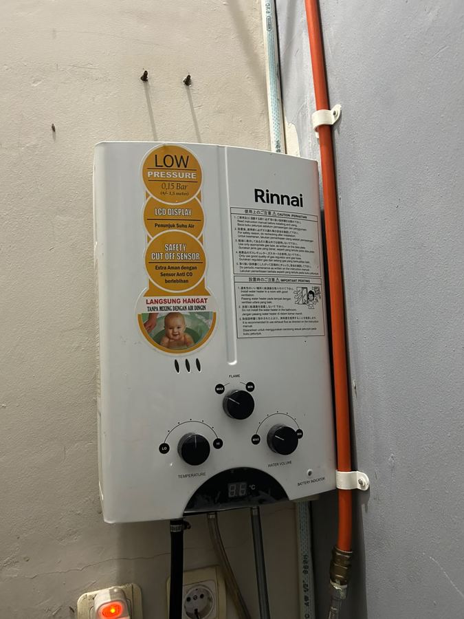Water heater gas Rinnai yang ditangani teknisi