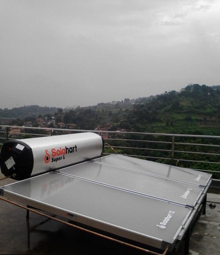 Solar water heater Solahart Super L terpasang di rooftop