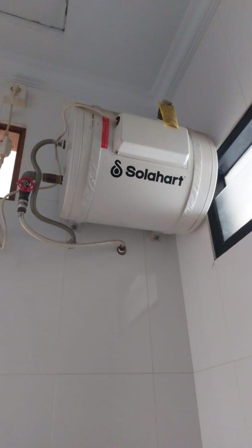 Water heater Solahart terpasang di kamar mandi