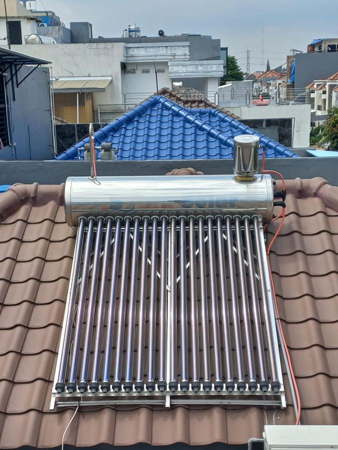 Solar water heater tabung vakum terpasang di atap